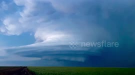 Storm chaser captures stunning time lapse of supercell thunderstorm in Kansas