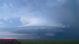 Storm chaser captures timelapse of supercell thunderstorm in Kansas