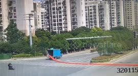 Hundred-metre-long plastic pipes trails out of moving truck in China, knocking over scooter