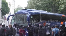 Bus attacked during protests in Paris