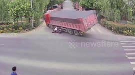 Helmet saves woman's life after scooter has collision with truck in China