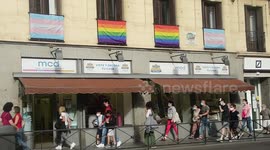 Banderas del orgullo gay en los balcones de las calles de Madrid