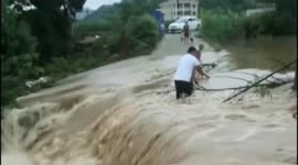 Chinese man risks life to rescue another man trapped in flash floods