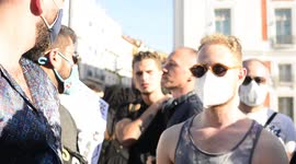 Un hombre irrumpe la concentración del movimiento 'Black lives mattercon tono racista en Madrid, puerta del sol