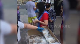 Kind mother hands out hundreds of free meals to workers stranded in Dubai