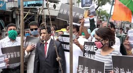 Protesters in Kolkata pretend to hang impersonator of Chinese president