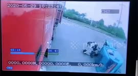 Tricycle passengers miraculously escape after sliding underneath moving truck in China