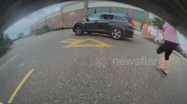 Woman gives chase after young person snatches her purse outside Minneapolis grocery store