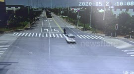 Chinese motorist intentionally runs over thief who stole his money