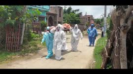 Indian officials carry COVID-19 deceased on shoulders after family refuse to cremate him