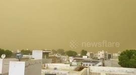 Unexpected sandstorm engulfs city and blocks out the sun in northern India