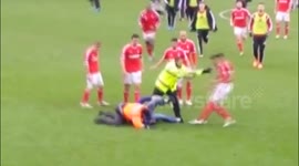 Football fan tries to punch Nottingham Forest player on pitch
