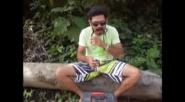 HOMEM BOTA DENTRO DA BOCA DOIS PIOLHOS DE COBRAS.