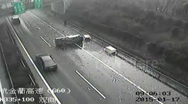 货车轮胎突然爆炸 两千斤鲫鱼游到高速公路上