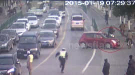 Escaping 'drunk driver' hits traffic policeman in China