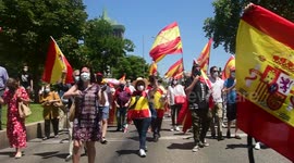 Miiles de personas se suman a una protesta masiva contra el Gobierno de Pedro Sánchez este sábado