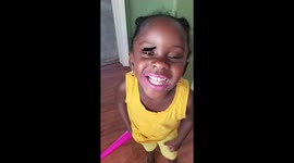 Little girl tries on sister's false eyelashes and the result is adorable
