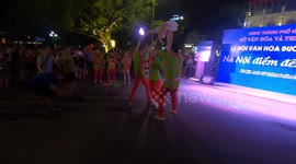 The extremely skillful performance of tossing and jumping rope of Vietnamese artists