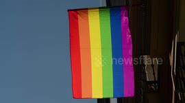 Celebración del orgullo gay en los balcones y tiendas del barrio de chueca en Madrid
