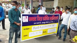 Bizarre fruit-selling protest takes place as private education establishments in India remain closed due to COVID-19