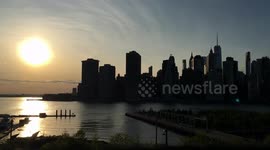 Sunset view of Manhattan skyline from the Brooklyn Heights Promenade