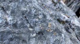 Roccia e ovile nel sentiero del