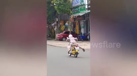Motorcyclist shows off reckless riding in Vietnam