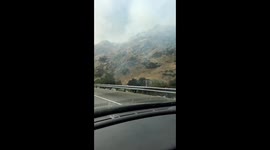 Water drops on the #KuehnerFire in Simi Valley. These pilots are always so impressive to watch ???? https://t.co/9OxXUrGM7g
