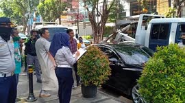 Reject the car in the crane. Residents argue with Transportation Officers