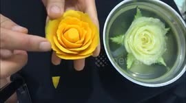 Vietnamese man sculpts roses from pumpkin and papaya