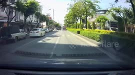 Loose tyre flies from back of truck in Bangkok