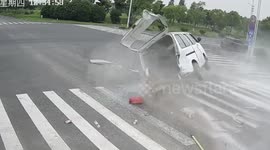 Motorist luckily survives after SUV smashes his minibus in China