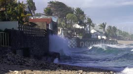 Huge waves hit seaside homes in southern swell off Réunion Island