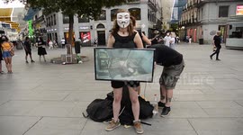 Performance del grupo Anonymus España en la plaza callao del centro de Madrid