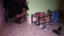 Snake wrangler calmly catches king cobra with one hand in Thailand