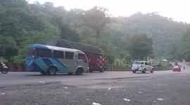 BERBAHAYA !!! Penumpukan kendaraan di Tanjakan Silaiang Kariang Sumatra Barat