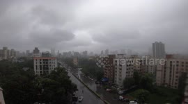 Clouds form over Mumbai skyine. Second highest 24hr rainfall since 2015. Timelapse 4K