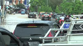 The flow of traffic in the Sorong city is chaotic due to flooding