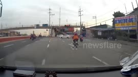 Delivery rider has close call between two buses in the Philippines