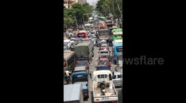 Traffic congestion suffocates and chaos in Hanoi streets