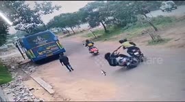 Woman falls from scooter after two men grab her gold chain