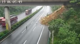 Traffic police officer risks life while directing traffic around landslide in northern China