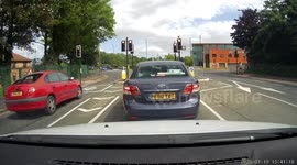 Dash cam Driver drives through a red light, crash near miss