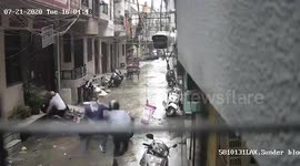 Heroic mother foils daughter's attempted kidnapping in New Delhi