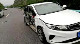Truck rips doors off car after high speed overtake on Chinese highway