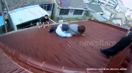 Police rescue teenager who threatened to jump off roof in China