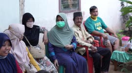The atmosphere of the distribution of sacrificial meat in Palembang