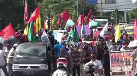 Protesting the handling of floods, demonstrators asked the mayor to shove his position