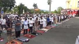 in the midst of the cov-19 outbreak, thousands of residents of West Sumatra performed Eid Al-Adha Prayer 1441 Hijriyah complete wearing masks and physical distaning
