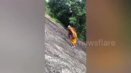 Buddhist monk walks up mountain without ropes